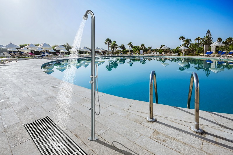 Douche extérieure à eau chaude et froide avec lave-pieds douchette Douche extérieure à eau chaude et froide